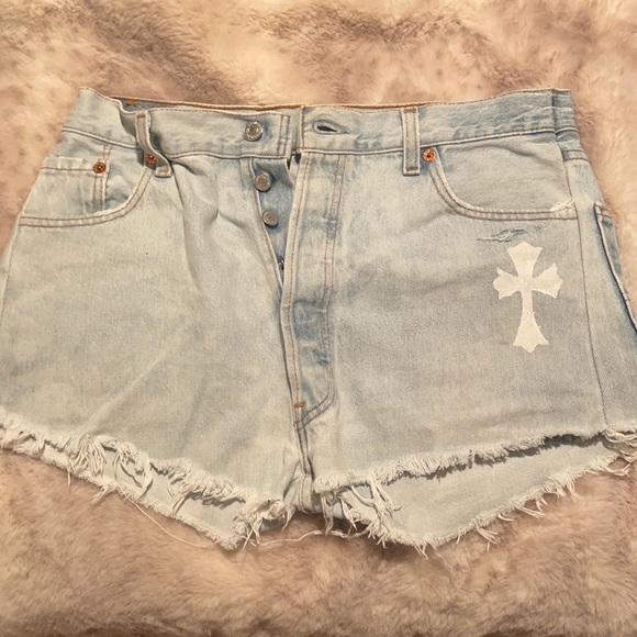 ✨womens denim Levi’s shorts with cross stamp✨ - Picture 1 of 6